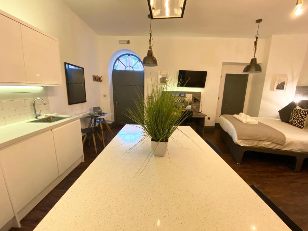 Studio At The Coach House Apartments ลีดส์ ภายนอก รูปภาพ